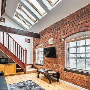 Victoria Quays Warehouse Apartment: Pet-friendly Centre Sheffield